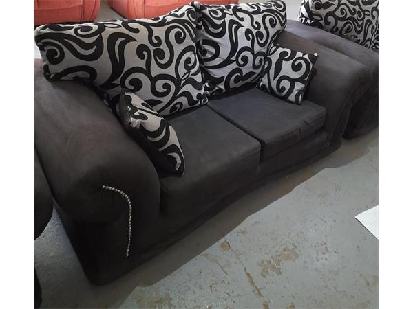 ~/upload/Lots/51517/AdditionalPhotos/v3qguawbduwtg/Lot 066 1x 2 Seater couch_t600x450.jpg